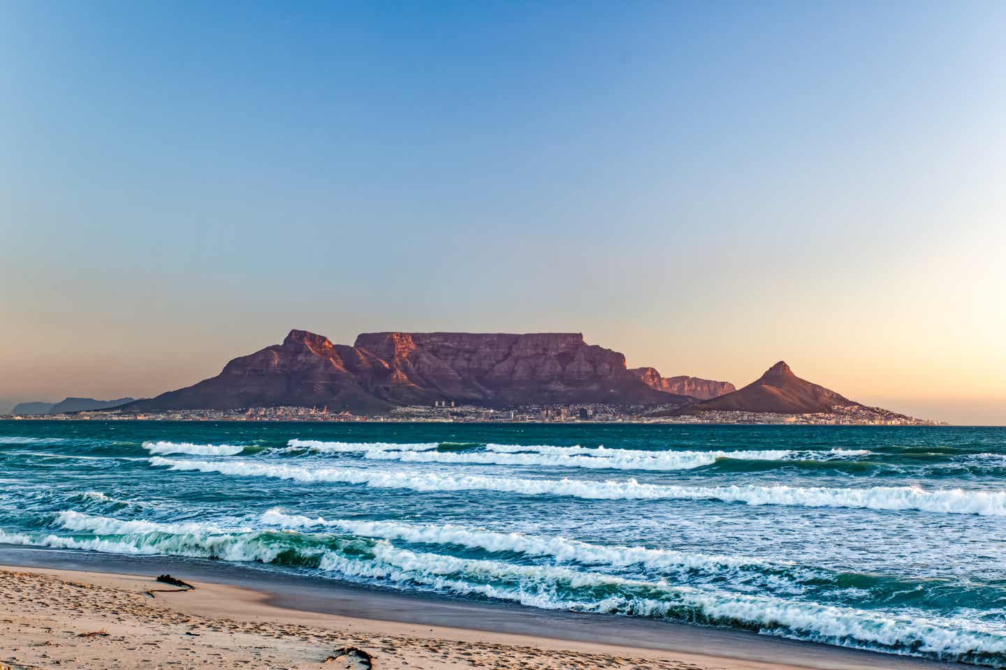 Beste Reisezeit Südafrika: Strandblick auf den Tafelberg in Kapstadt