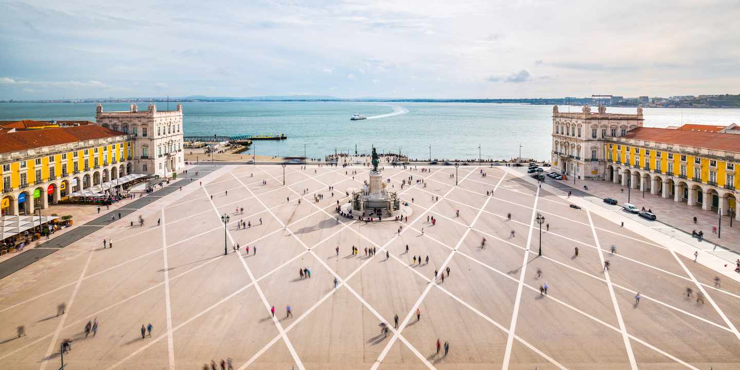 Praça do Comércio mit gelben Arkaden und Blick auf den Tejo in Lissabon