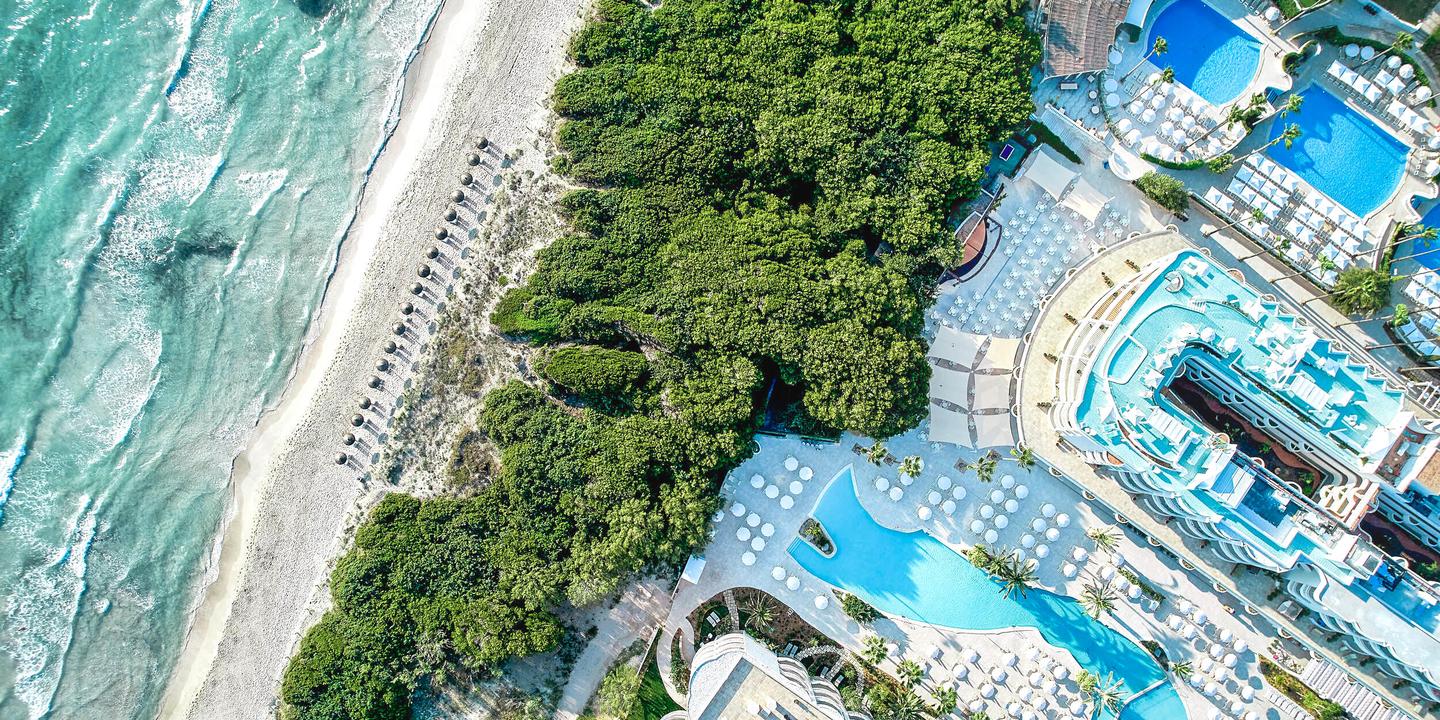 Urlaub mit Iberostar erleben - Blick von oben auf Hotel am Strand