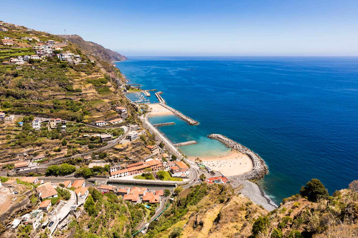 Der Strand von Calheta im Südwesten Madeiras wurde künstlich angelegt