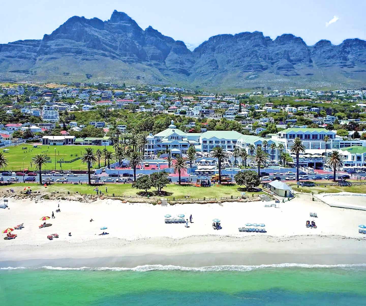 The Bay Hotel in Kapstadt, Südafrika – direkt am Strand von Camps Bay mit Blick auf die Zwölf Apostel Berge