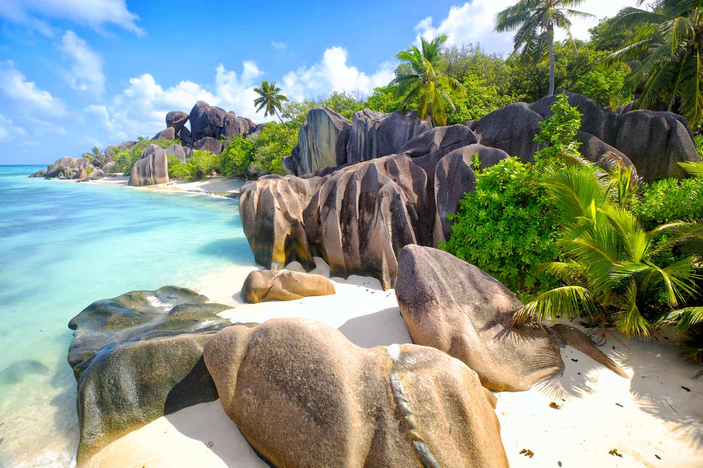 Meterhohe Felsen am Seychellen-Strand Anse Source D‘Argent