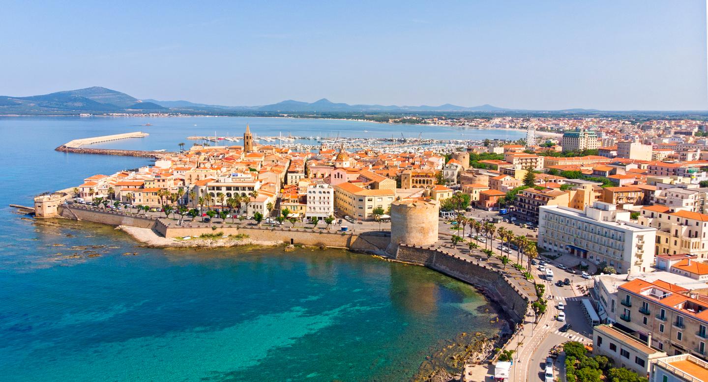 Sardiniens Hotels: Luftaufnahme von Alghero