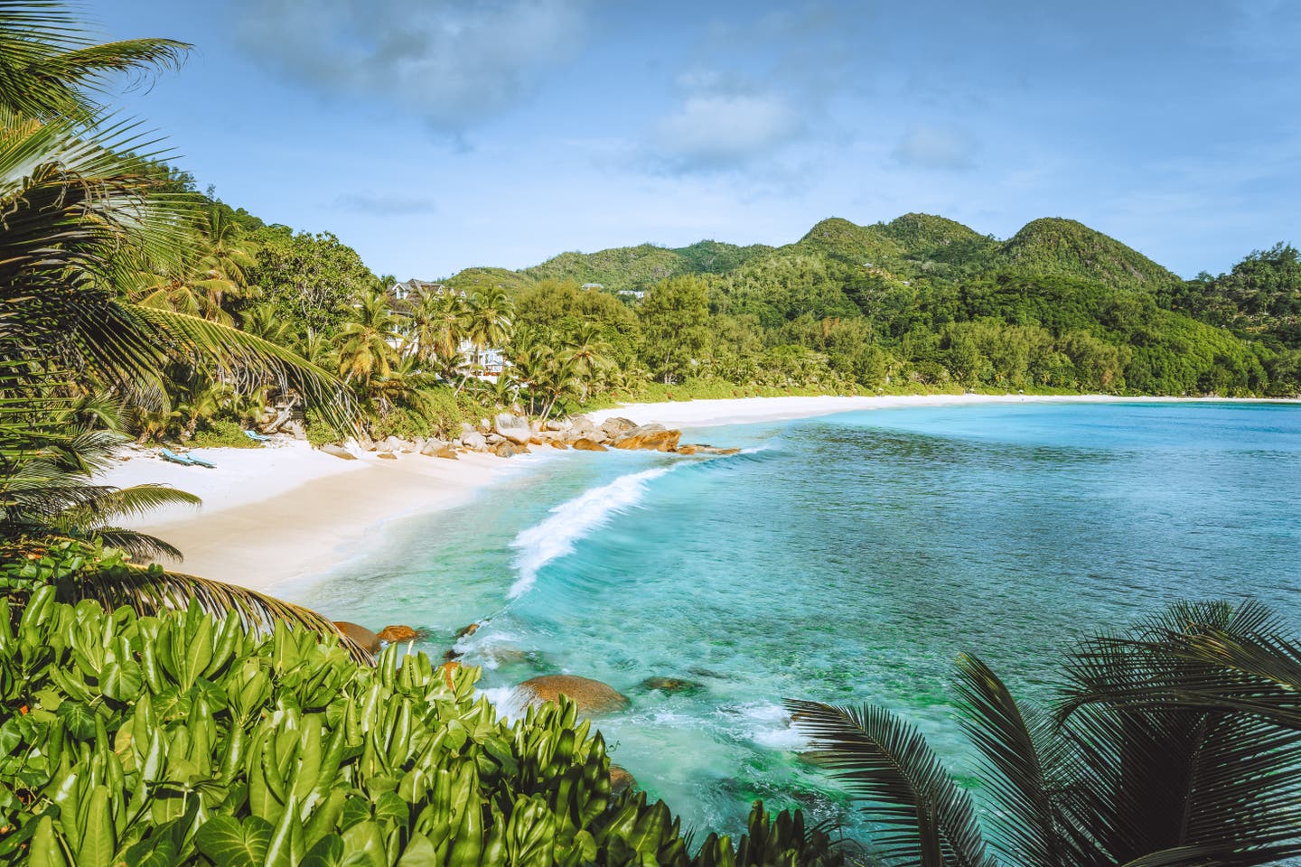 Der Takamaka Beach auf den Seychellen mit tropischer Vegetation und klarem Wasser