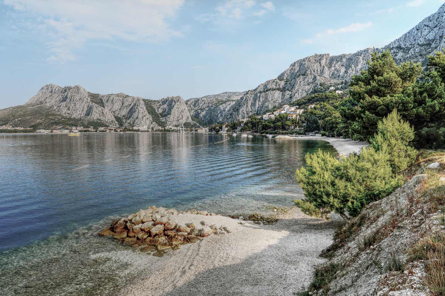 Kroatien beste Reisezeit: Sicht auf Berge und See in Omis