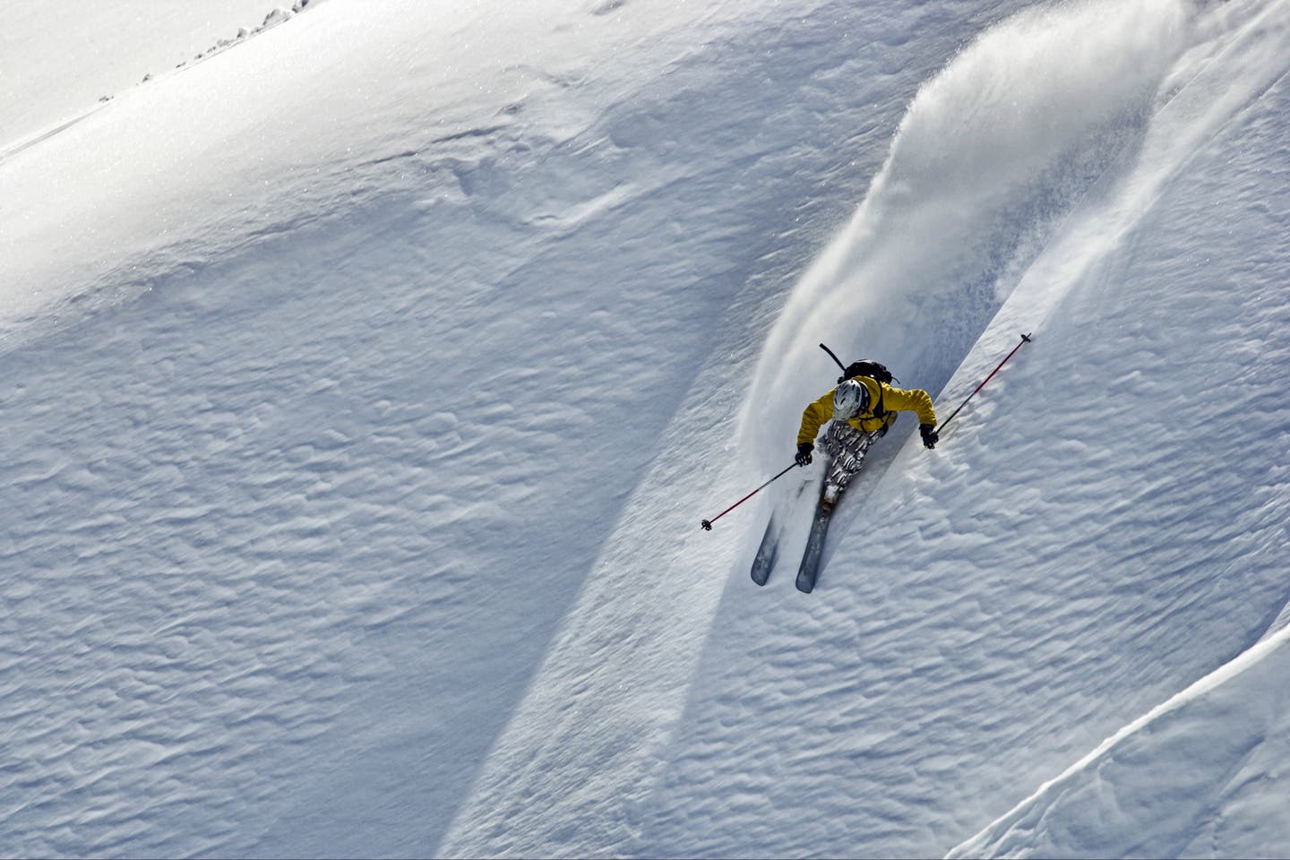 Skifahrer im Tiefschnee