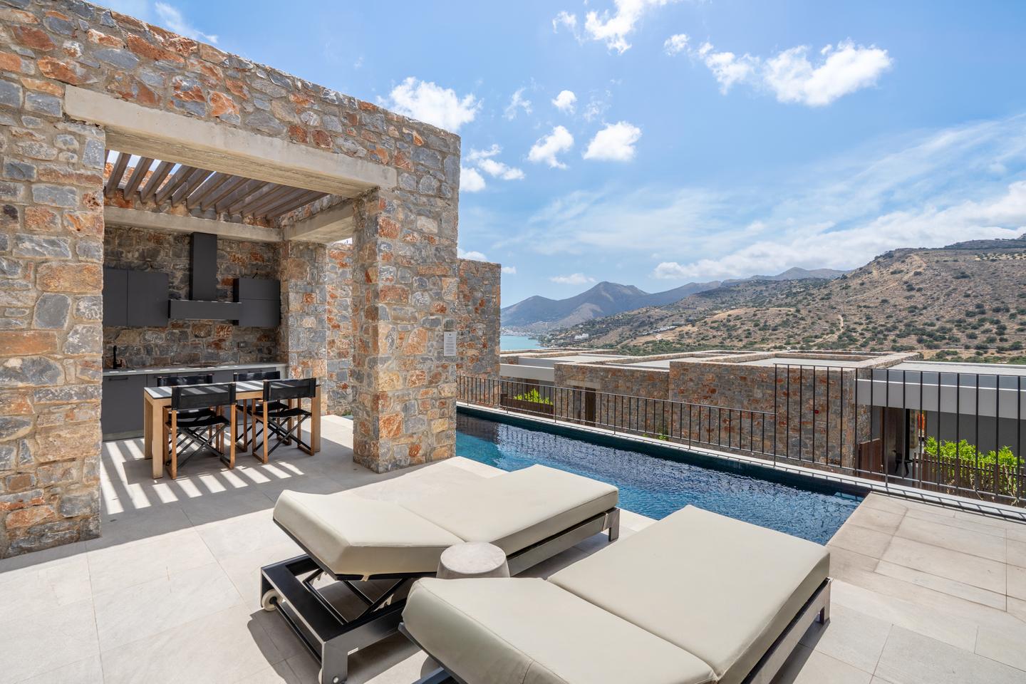 Core Residence Pool Terrasse