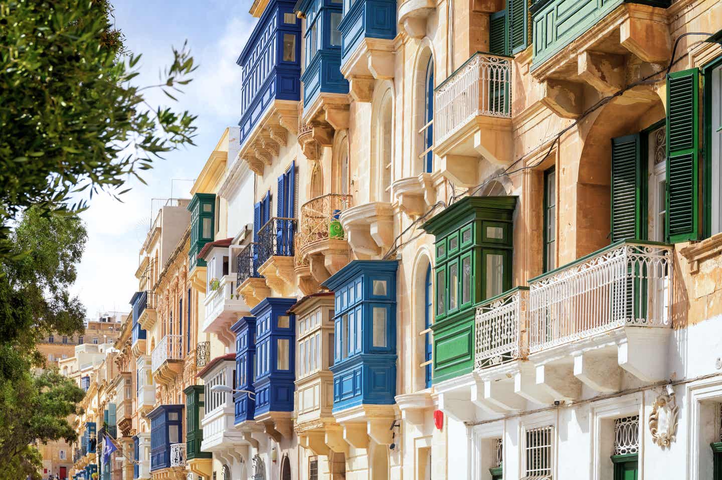 Die beste Reisezeit für Maltas Hauptstadt Valletta: traditionelle Holzbalkone entdecken
