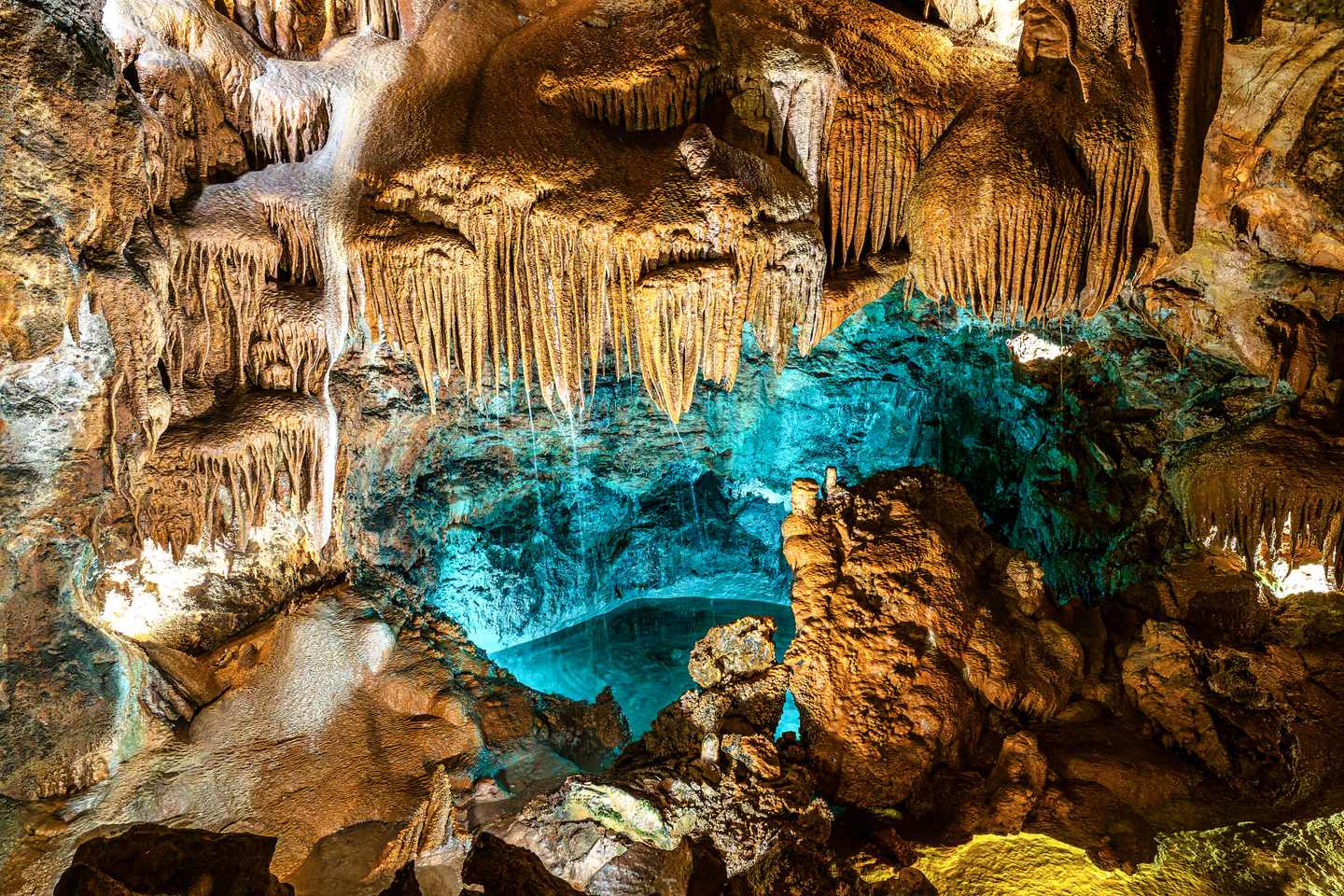 Tropfsteinhöhle Grutas de Mira de Aire mit Stalaktiten und türkisfarbenen unterirdischen Seen