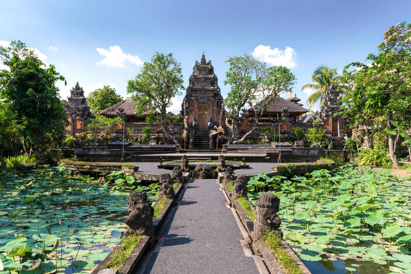 Balis Tempel prägen auch das Stadtleben: Pura Taman Saraswati mitten in Ubud