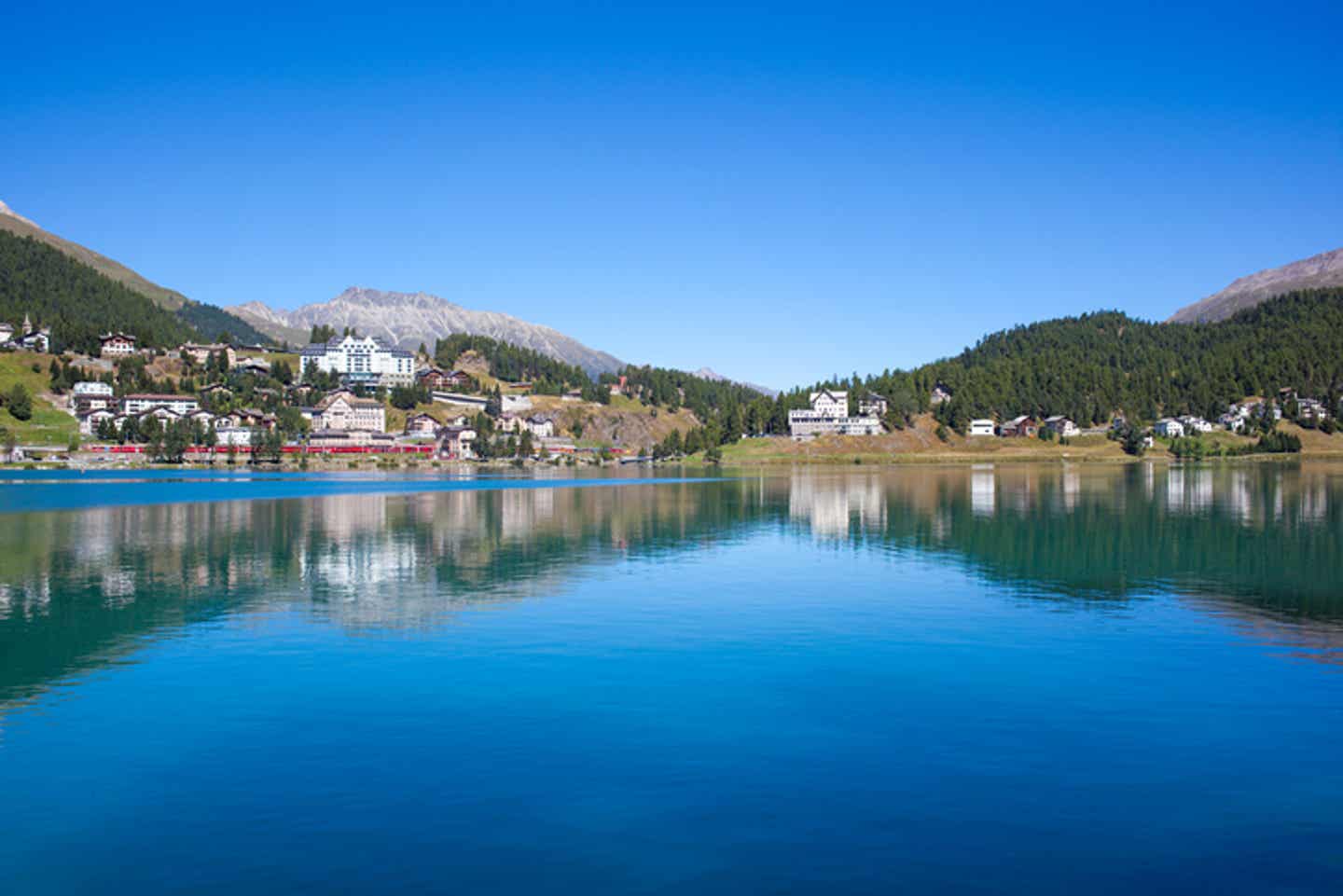 Strahlend blauer Himmel über St. Moritz