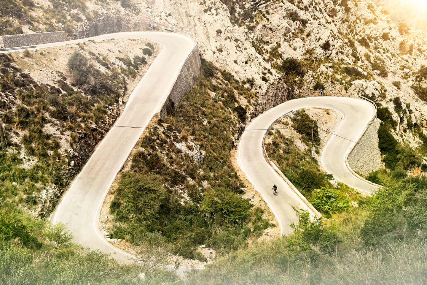 Radfahrer in den Bergen von Mallorca