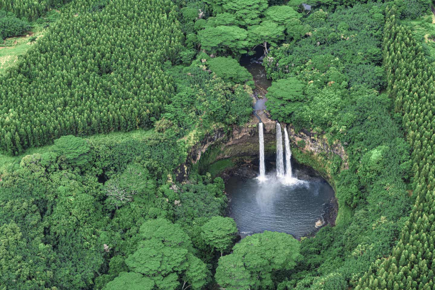 Kauai Urlaub mit DERTOUR. Luftaufnahme der Wailua-Wasserfälle auf Kauai