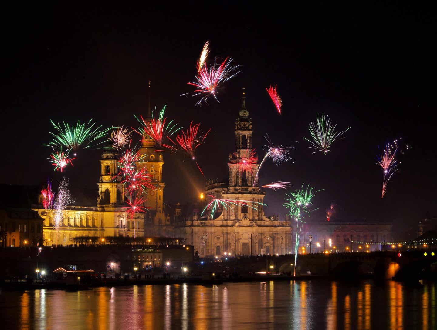 Silvester-Feuerwerk an der Elbe in Dresden