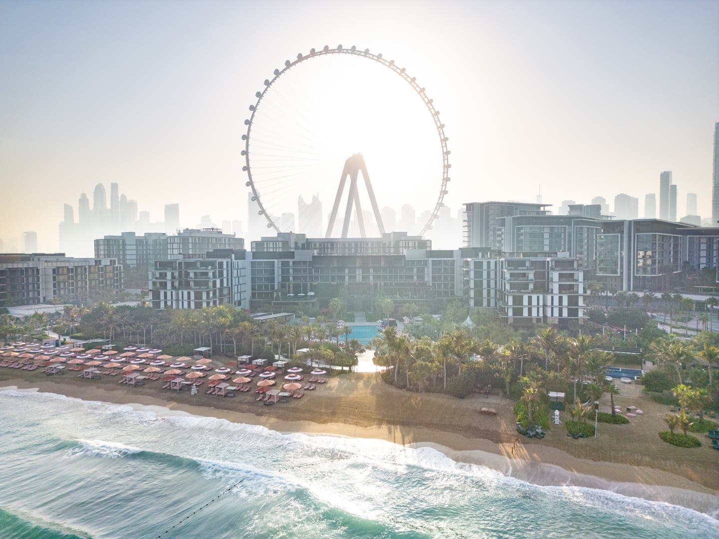 Blick vom Meer auf das Resort mit Riesenrad und Skyline im Hintergrund