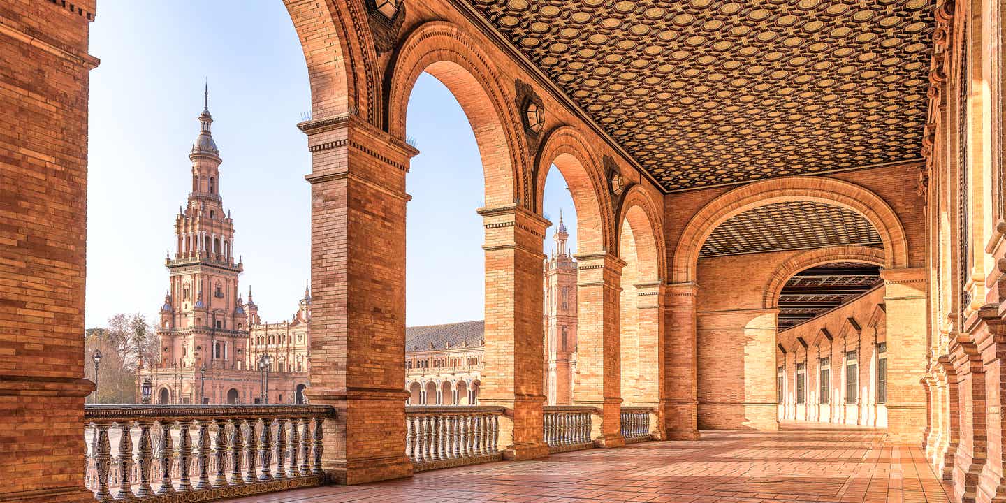 Spanische Gänge aus rotem Stein beim Plaza de Espana