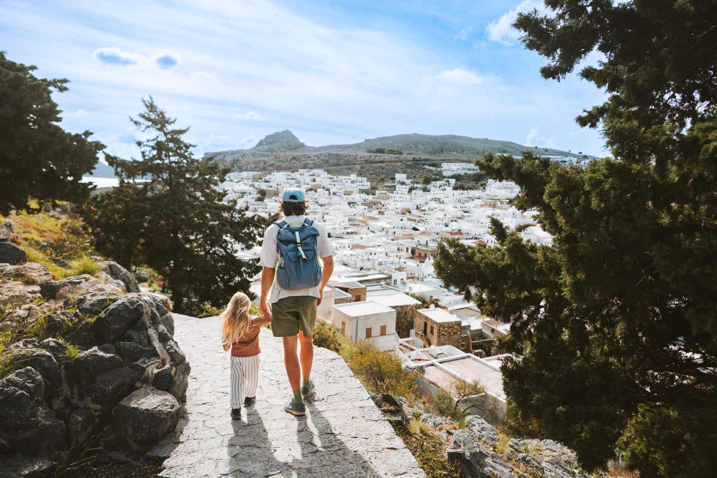 Kreta oder Rhodos: Auf Familienreise Lindos Stadt erkunden