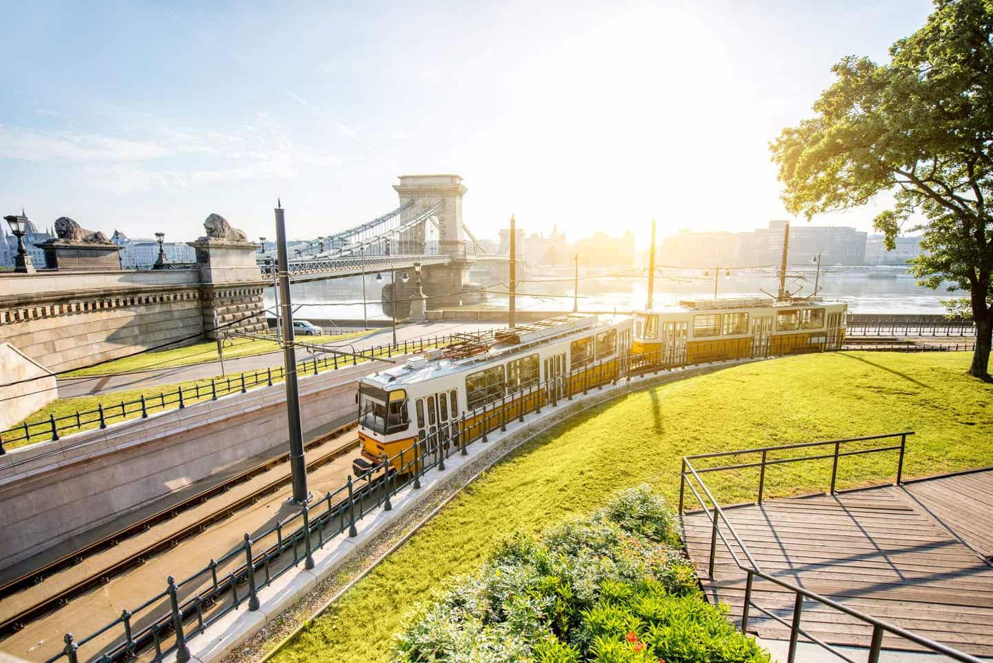 Sonnenschein in Ungarn: mit der Bahn unterwegs