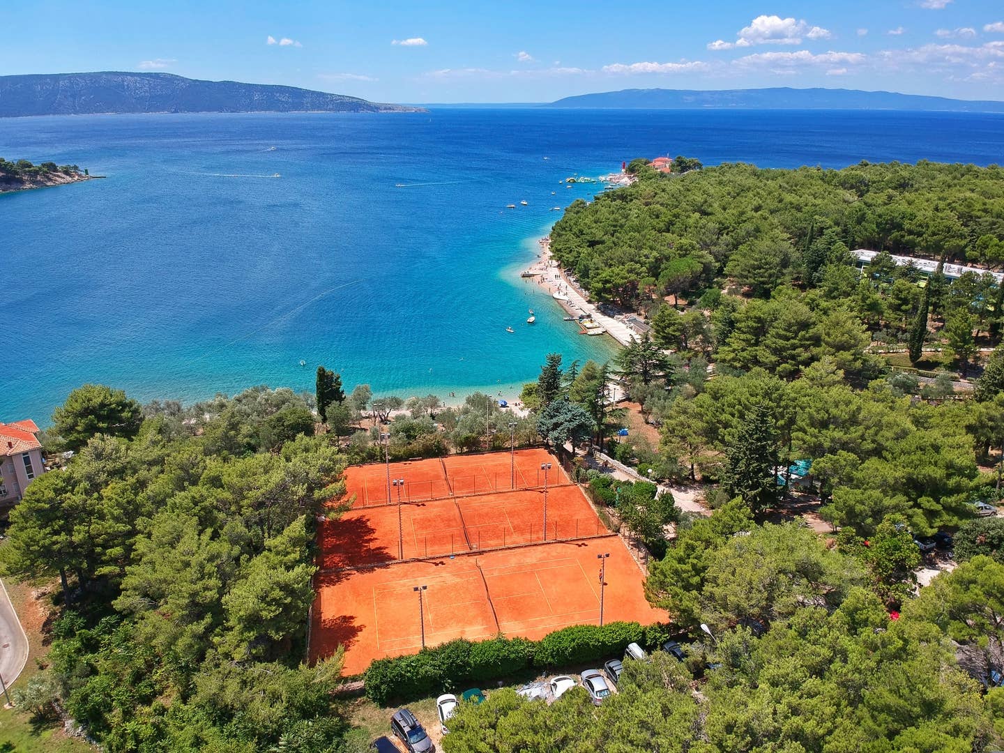 Tennisurlaub Kroatien - herrlich gelegene Tennisplätze auf der Insel Cres direkt am Meer