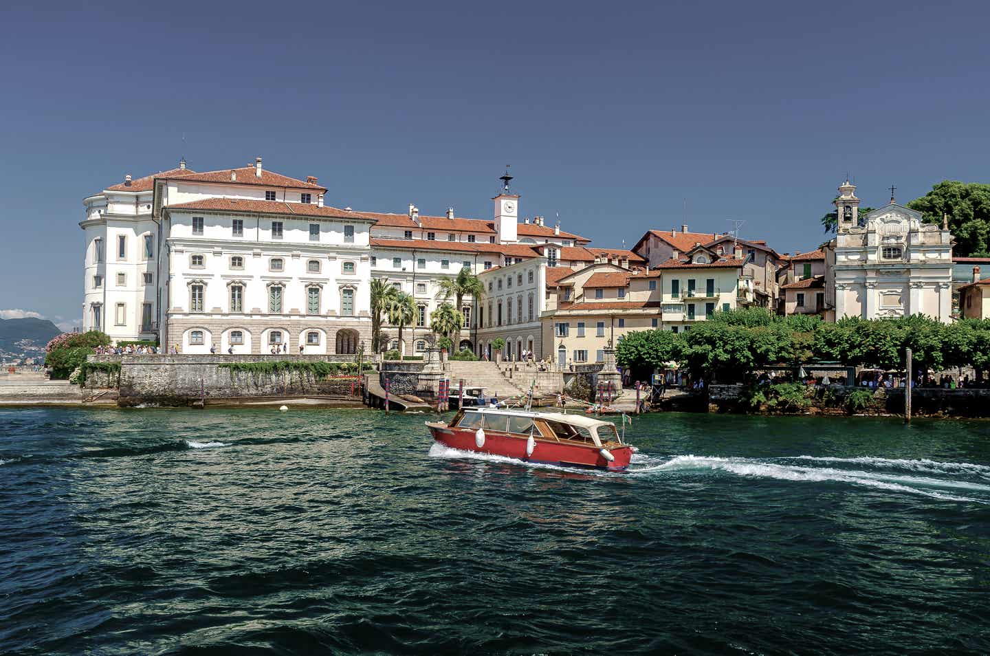 Lago Maggiore Urlaub mit DERTOUR. Ausflugsboot vor dem Hafen der Insel Isola Bella im Lagio Maggiore