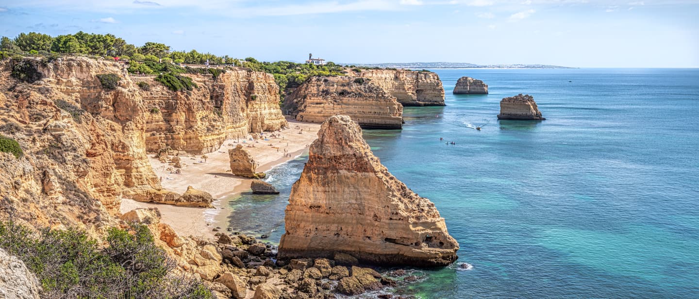 Schönste Strände Algarve – Praia da Marinha an der Algarve mit goldenen Kalksteinfelsen und türkisfarbenem Atlantik 