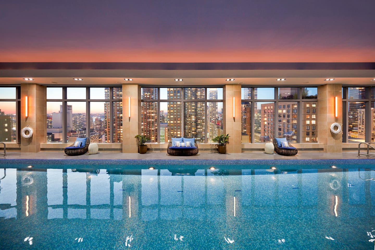 Beste Hotels New York: Pool mit Skyline-Aussicht