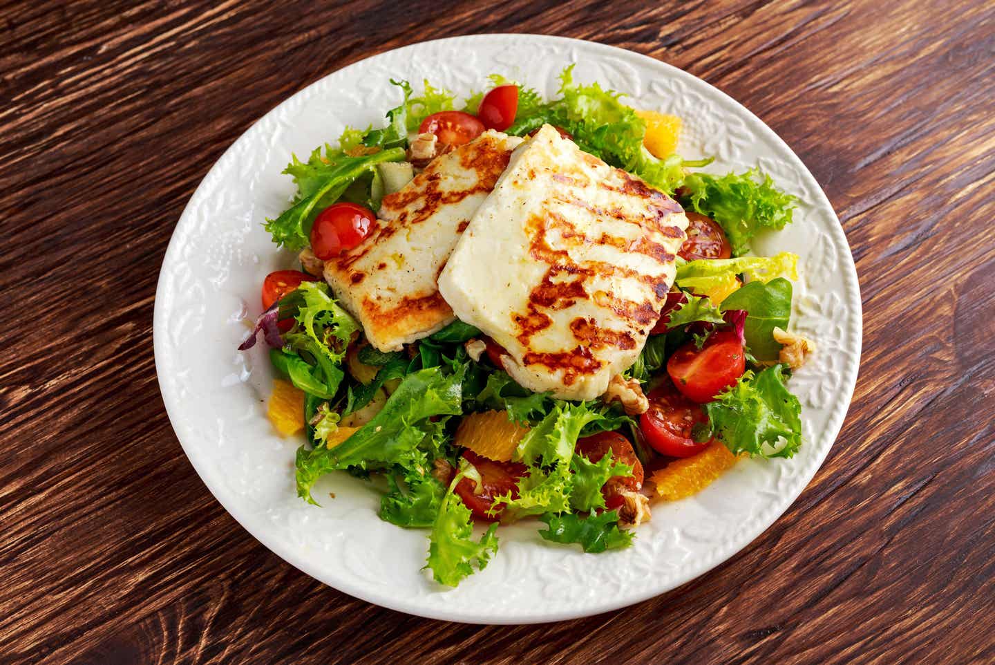Salat mit gegrilltem Halloumi-Käse