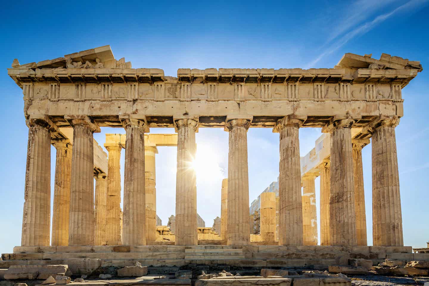 Die Sonne steht hinter der Akropolis in Athen