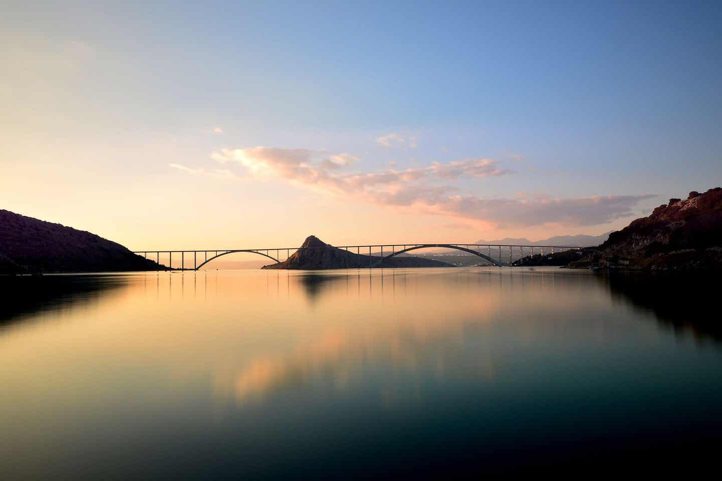 Brücke auf Krk bei Sonnenuntergang