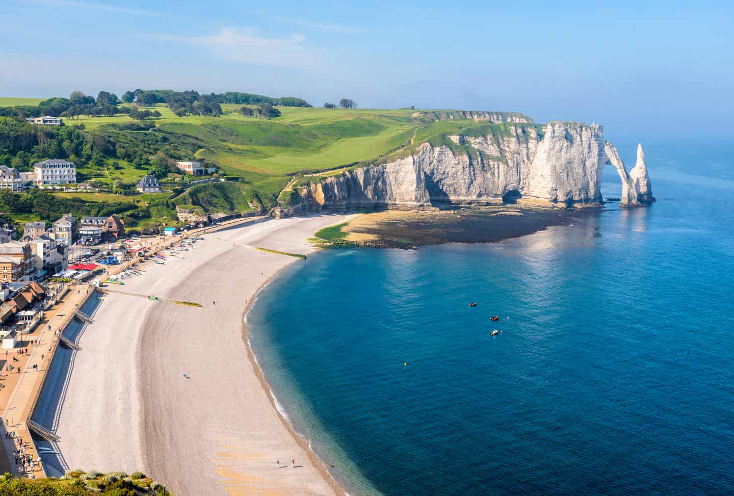 Frankreichs Strände: Blick auf den Strand von Etretat in der Normandie mit der Nadel und dem Bogen der Aval-Klippe