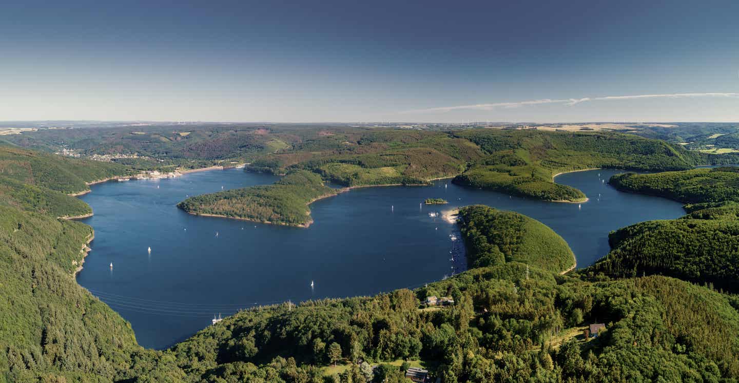 Urlaub in Rheinland-Pfalz mit DERTOUR. Luftaufnahme von Rursee und Wäldern in der Eifel