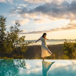 italien-wellness-uralub-fraue-am-rande-des-infinity-pools-spazieren-g-1326115343.jpg