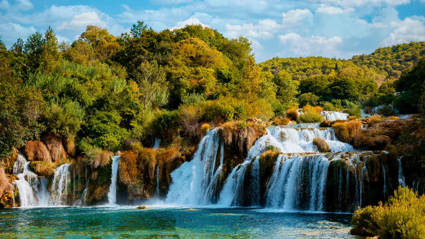 Wasserfälle im Sommer: Reiseziele in der Natur