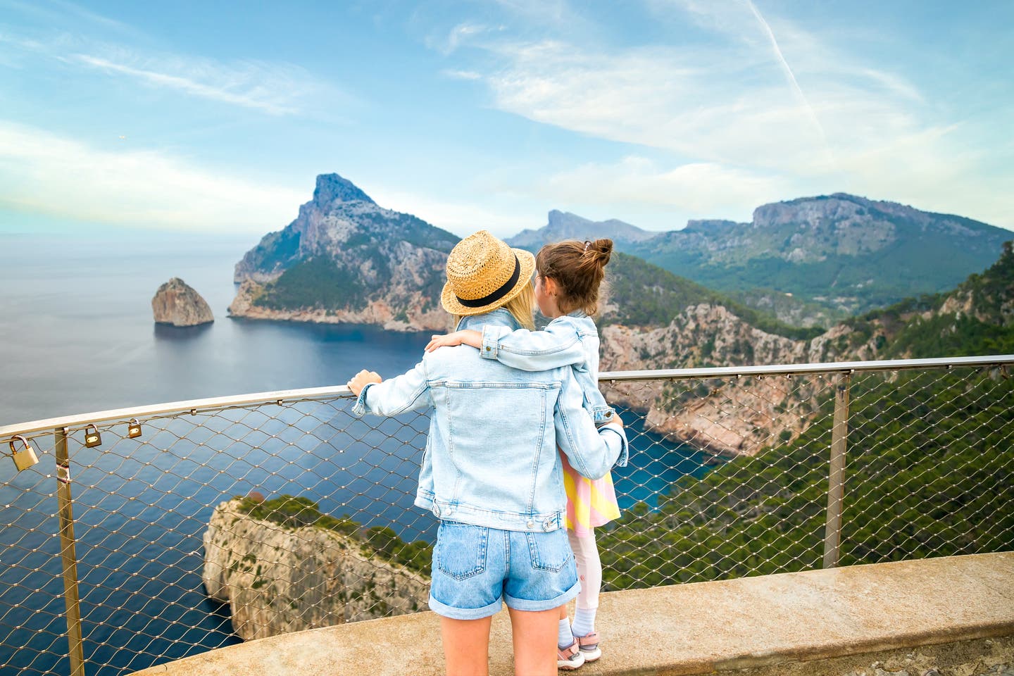 Mutter mit Tochter genießt den Ausblick vom Mirador de El Colomer auf Mallorca – Inselurlaub mit Kind in der Natur 