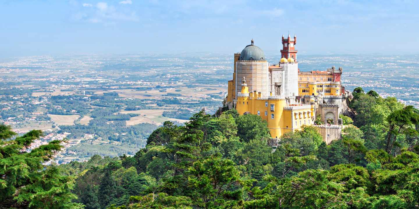 Palácio Nacional da Pena in Sintra auf bewaldetem Hügel mit Blick über die Landschaft