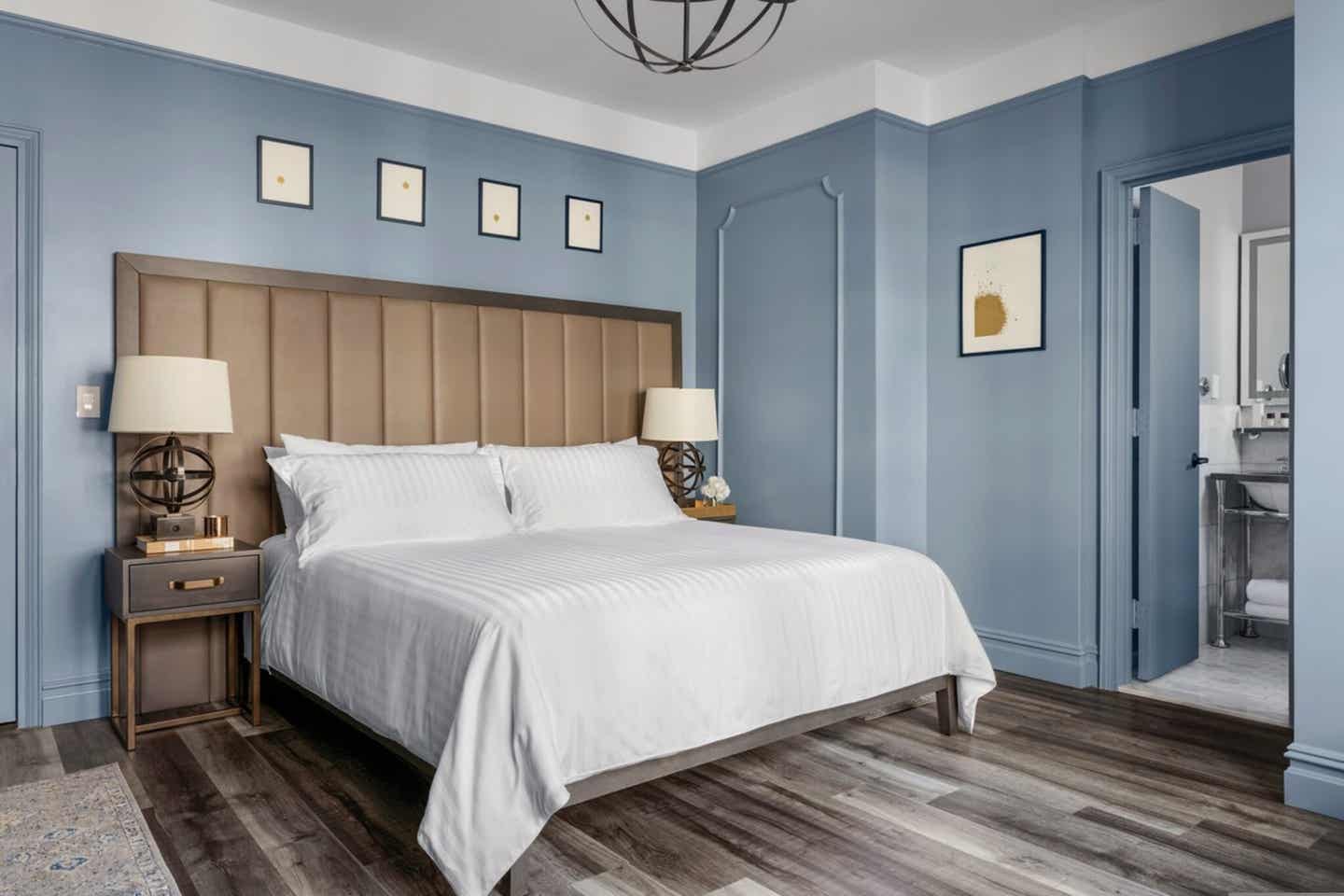 Kixby New York: Blick in das gemütliche Zimmer Großzügiges Bett im Kixby New York