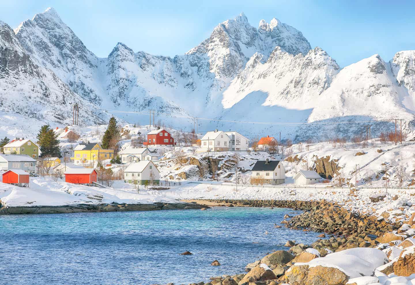 Norwegen Urlaub mit DERTOUR: Norwegisches Fischerdorf im Schnee