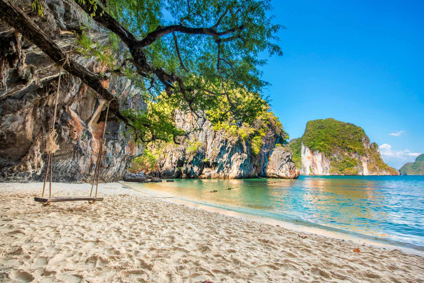 Familienhotel Thailand: Holzschaukel am Strand von Krabi