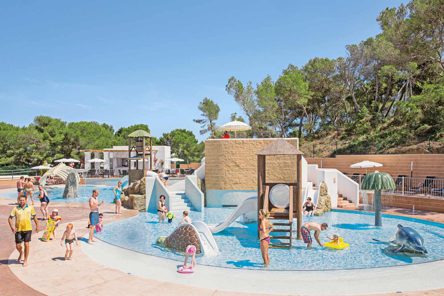 Familien genießen den Kinderpool in einem der besten Familienhotels Calimera Fido Gardens auf Mallorca, ausgestattet mit Rutschen und Wasserspielen