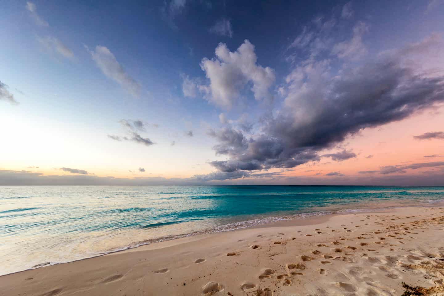 Der weiße Strand von Cayo Largo im Abendrot