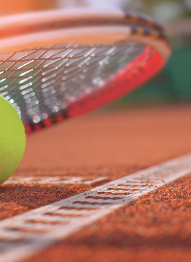 Mehr erfahren Tennisschläger liegt auf Tennisball