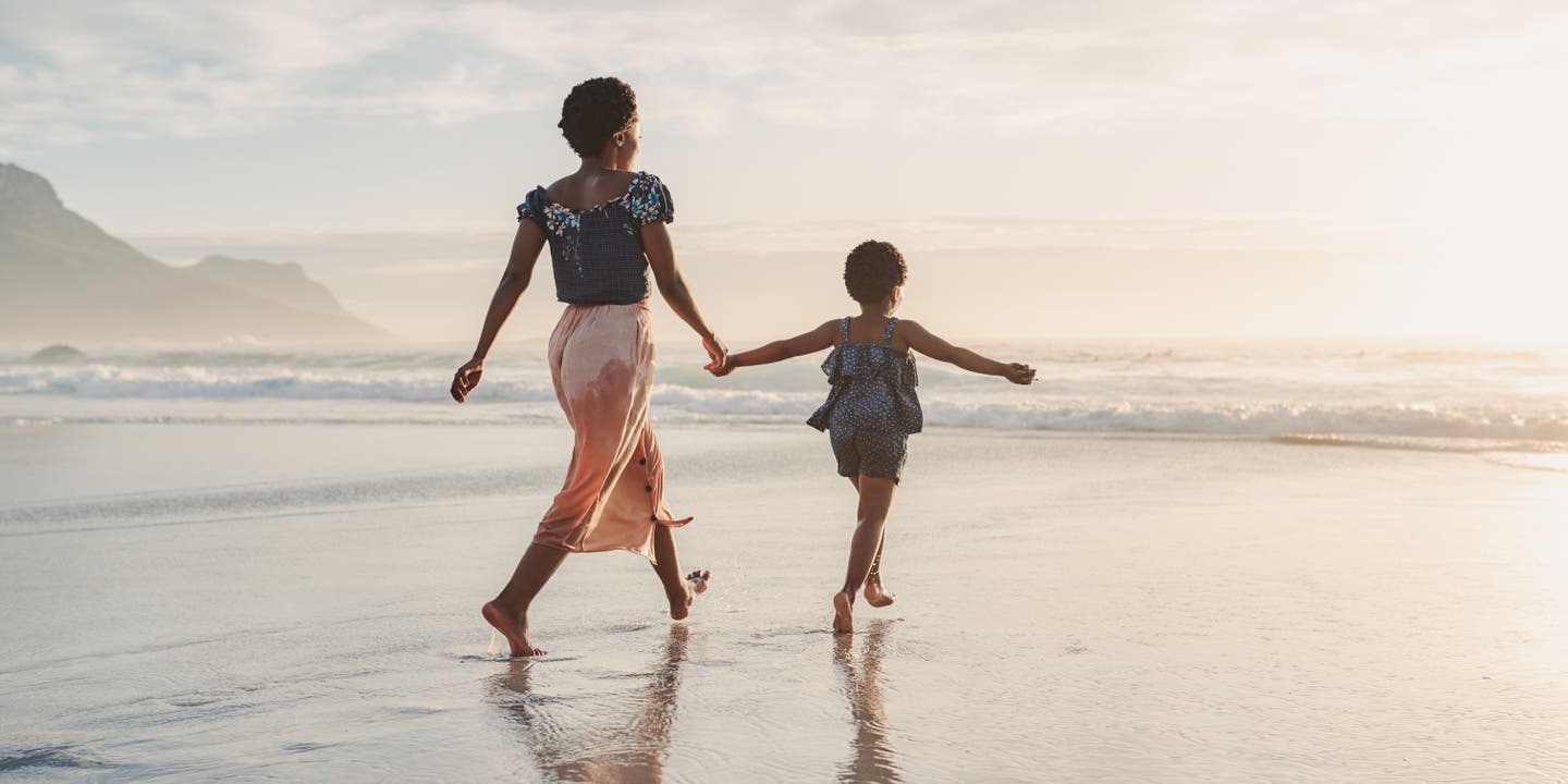Kinderschutz auf Reisen: eine Mutter mit ihrem Kind am Strand
