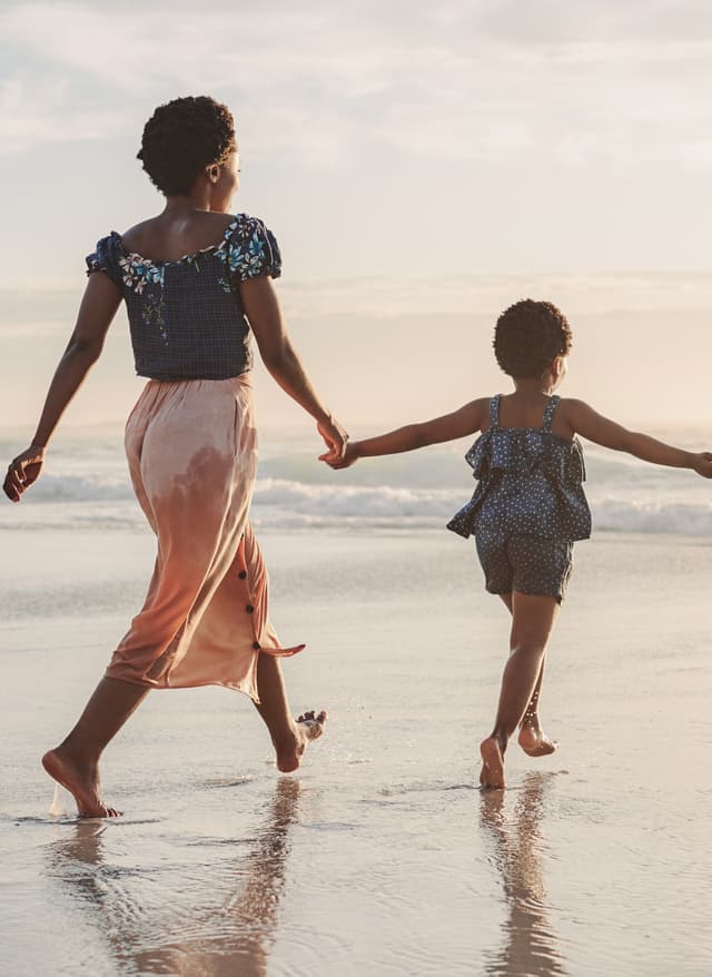 Kinderschutz auf Reisen Kinderschutz auf Reisen: eine Mutter mit ihrem Kind am Strand