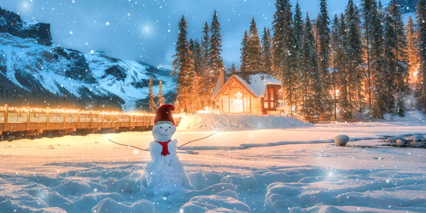 Emerald Lake mit Holzhütte und Schneemann im fallenden Schnee im Yoho-Nationalpark