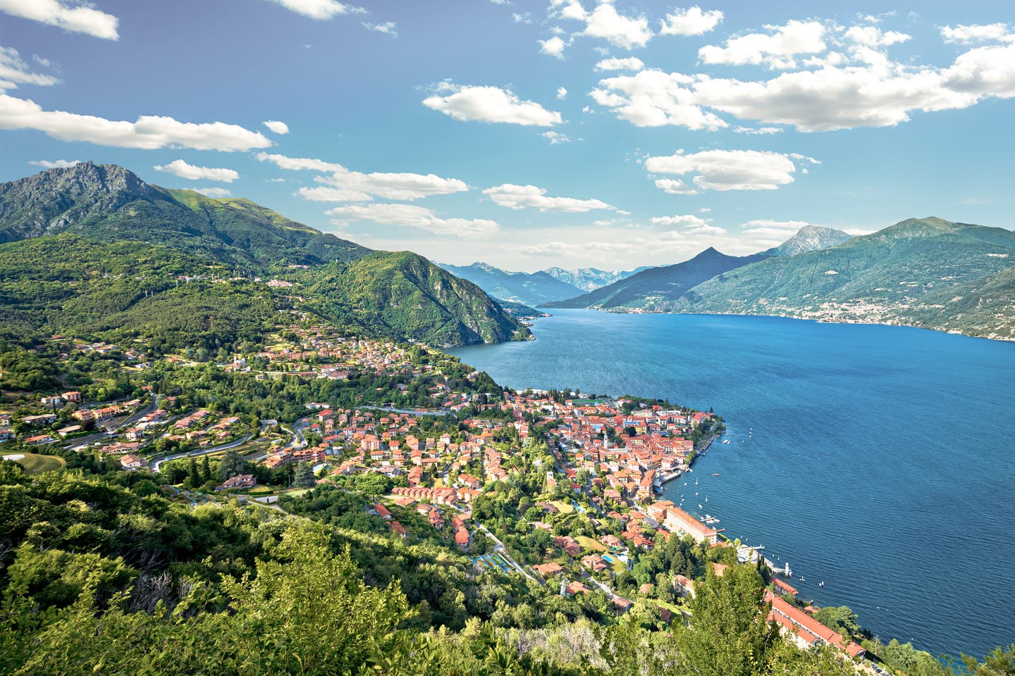 die schönsten Oberitalienischen Seen: Panoramablick auf die Landschaft des Comer Sees oberhalb der Stadt Menaggio