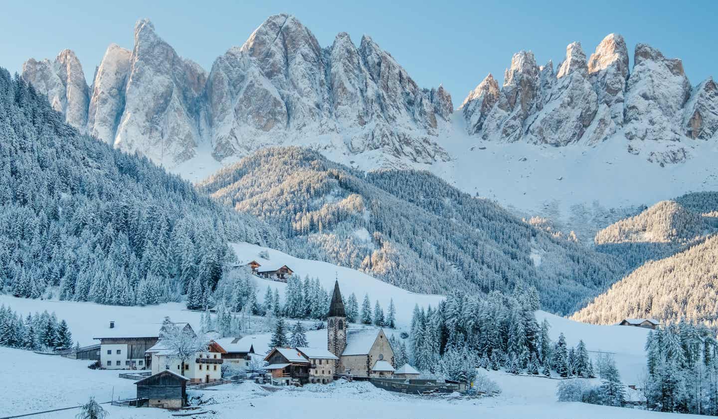 Italien mi Dezember: kleines Dorf in den Dolomiten im Winter