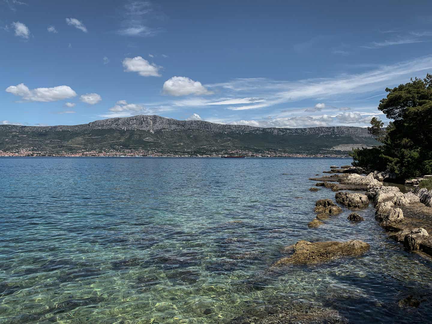 Split Strände: glasklares Wasser am Bene-Strand in Marjan bei Split