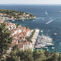 Kroatien-Hvar-Hafen-Stadt-g-1091530468.jpg