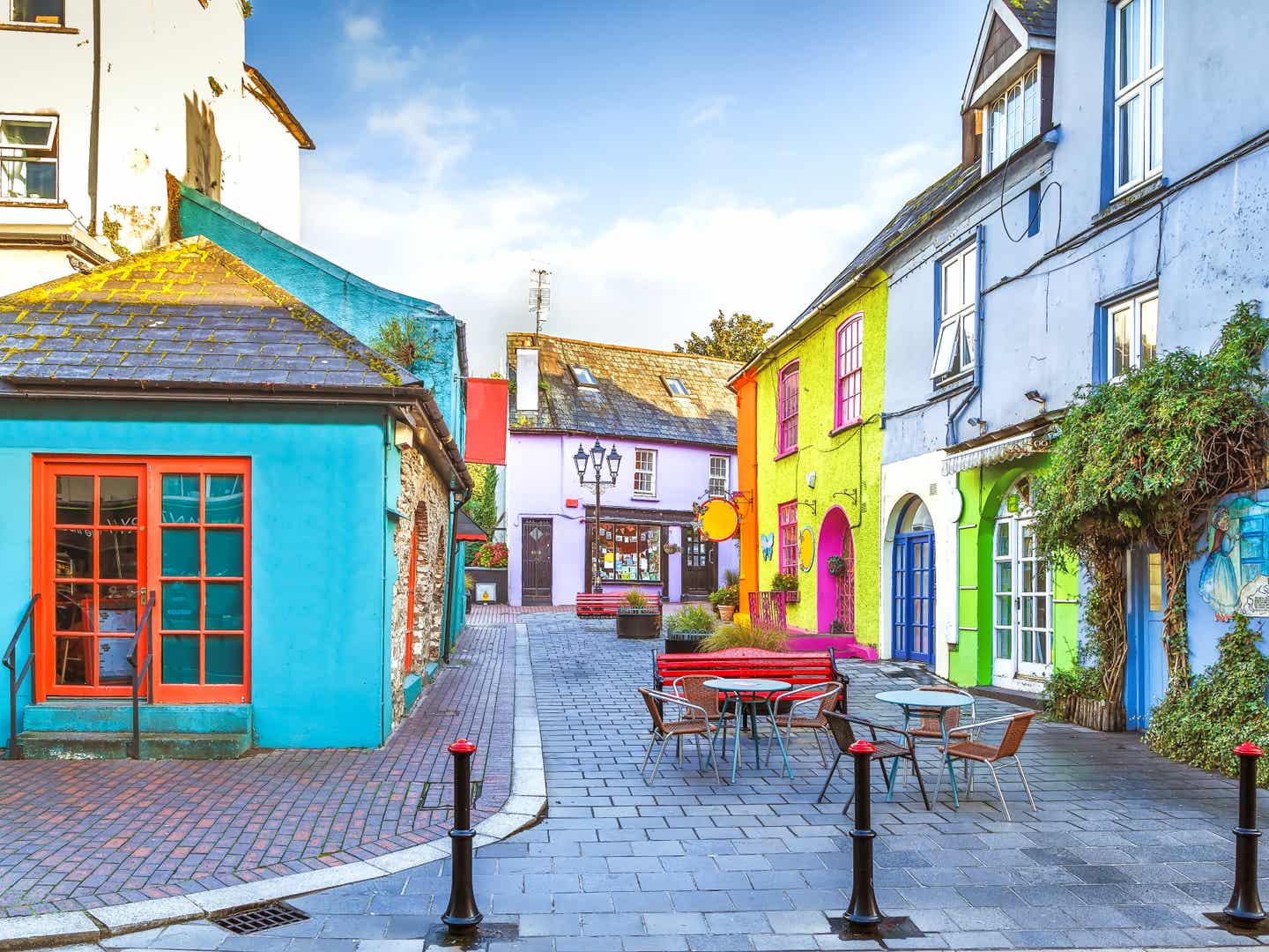 Charmante Hafenstädte wie Kinsale laden zu Stopps und Spaziergängen ein Bunte Häuserfronten in der Hafenstadt Kinsale im Süden Irlands