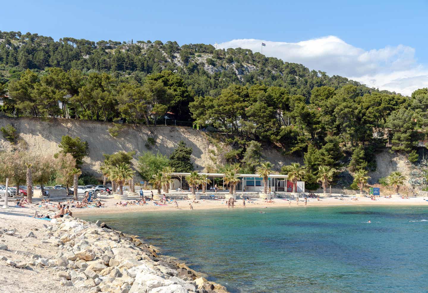 Split Strände: der Jezinac-Strand vor den Wäldern des Marjan-Hügels